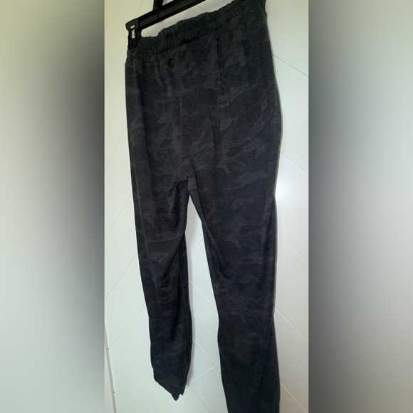 Vuori Performance Joggers Black Camo Medium - Picture 15 of 16